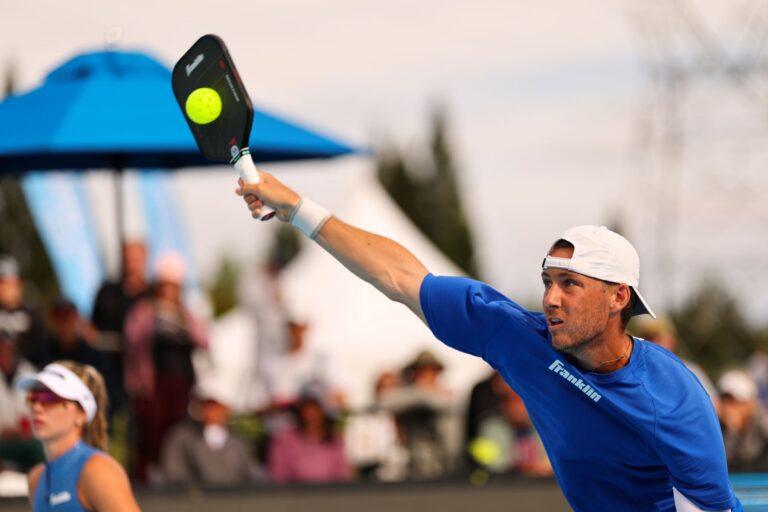 Pickleball. Gracz uderza piłkę