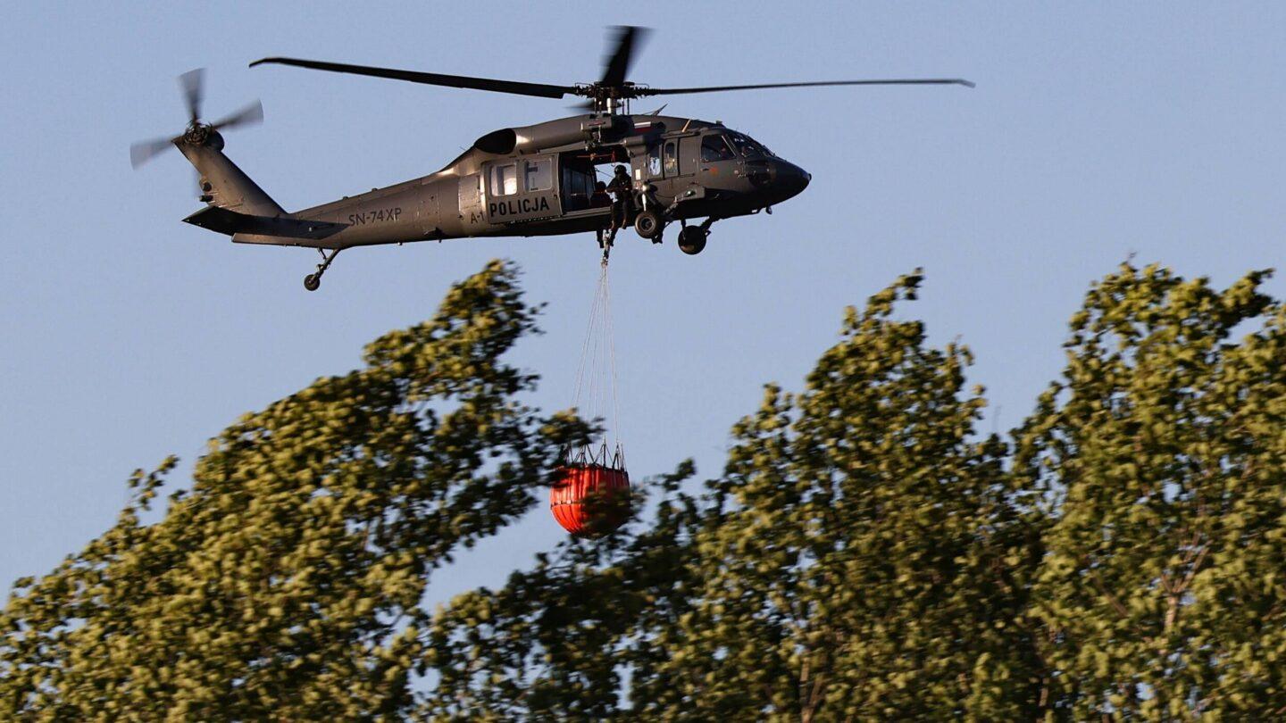 Helikopter w pobliżu miejsca pożaru lasu we wsi Międzyleś w powiecie wołomińskim