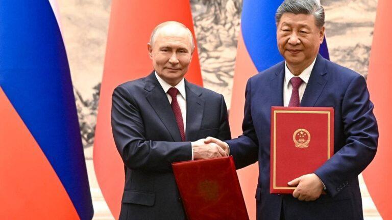 Rosyjski dyktator Władimir Putin (z lewej) i jego chiński odpowiednik Xi Jinping (z prawej)