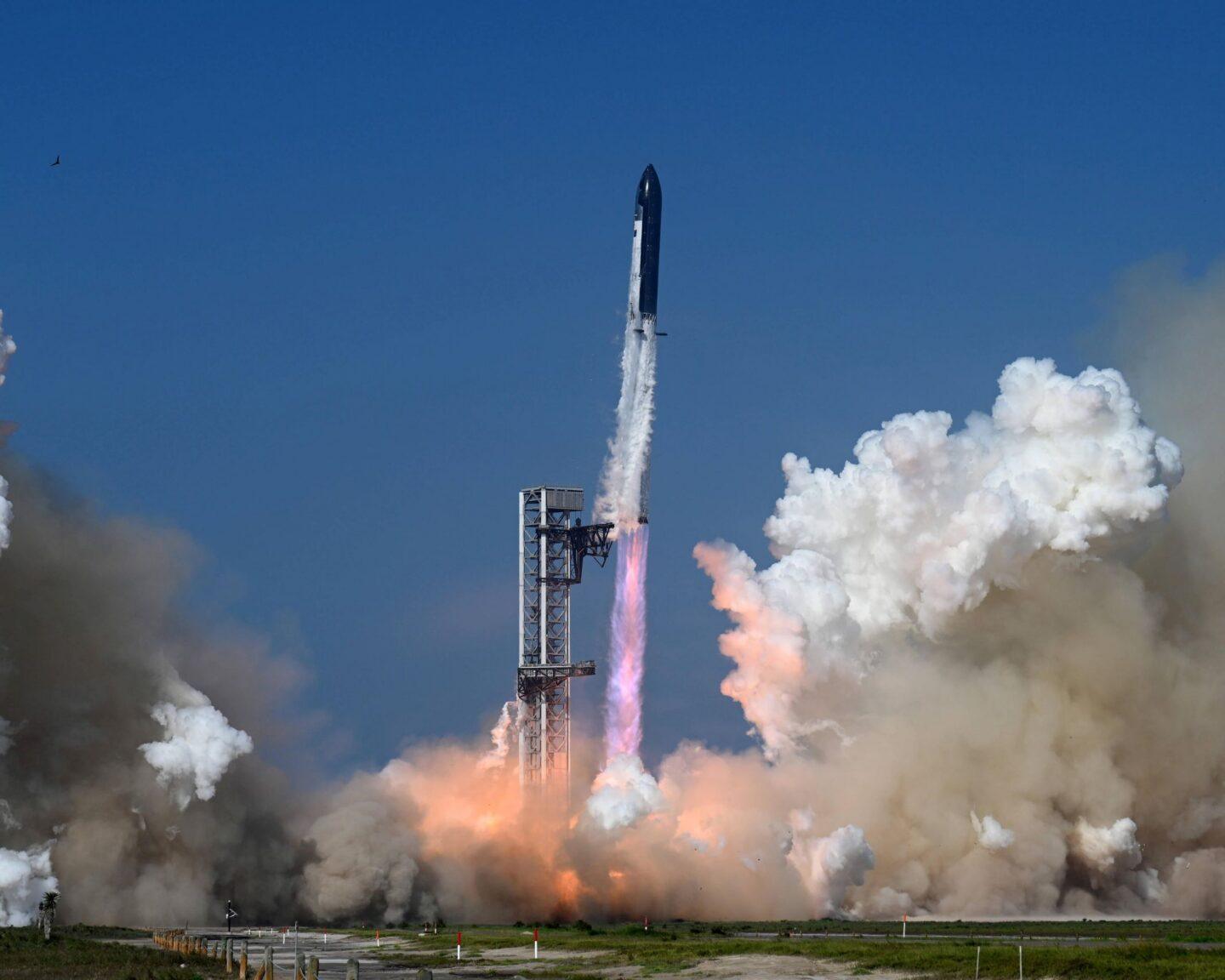 Start rakiety Starship z kosmodromu w Teksasie
