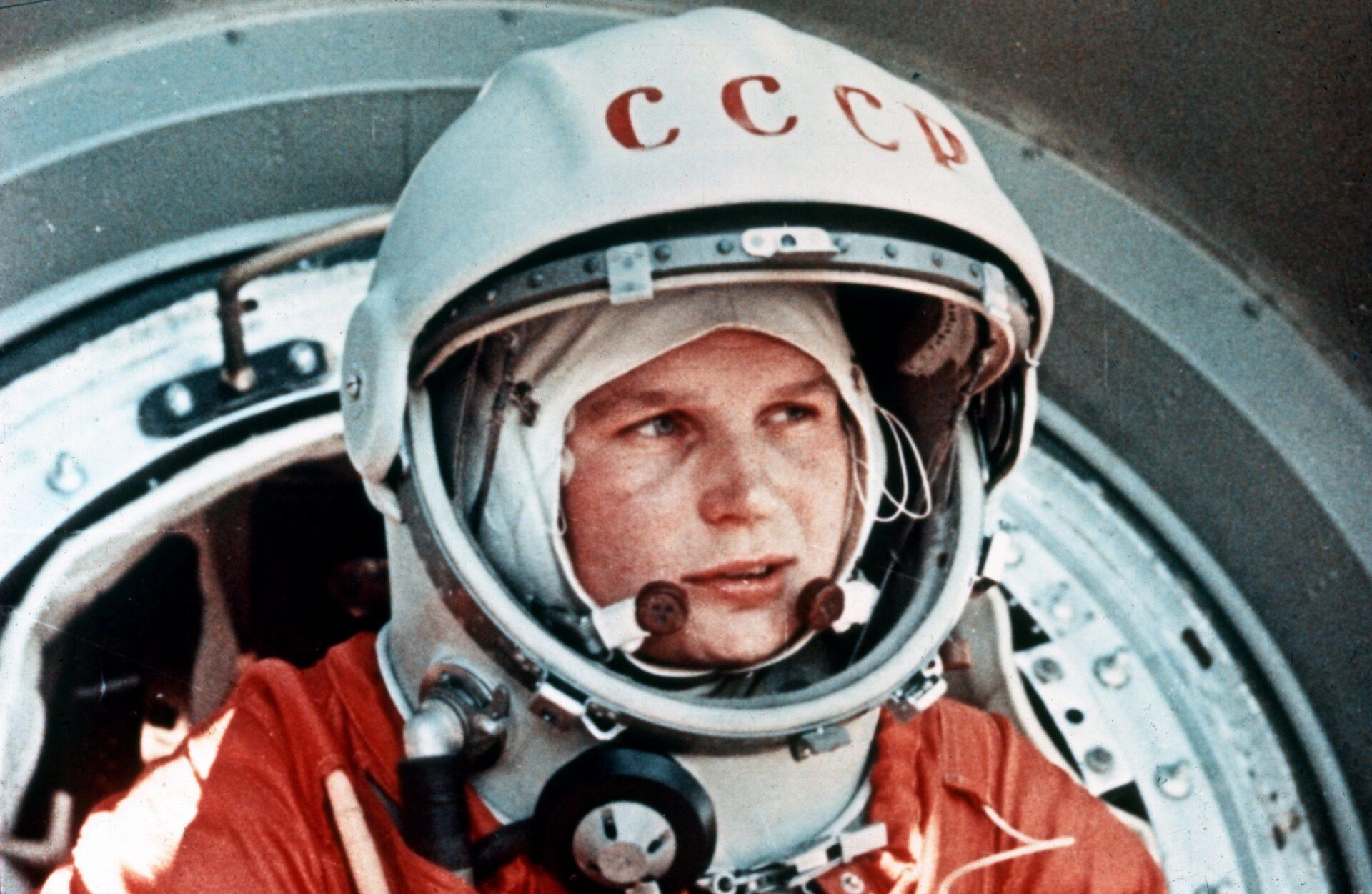 Walentina Tierieszkowa, radziecka kosmonautka przed kapsułą Wostok 6, w której w czerwcu 1963 r., jako pierwsza kobieta poleciała w kosmos.