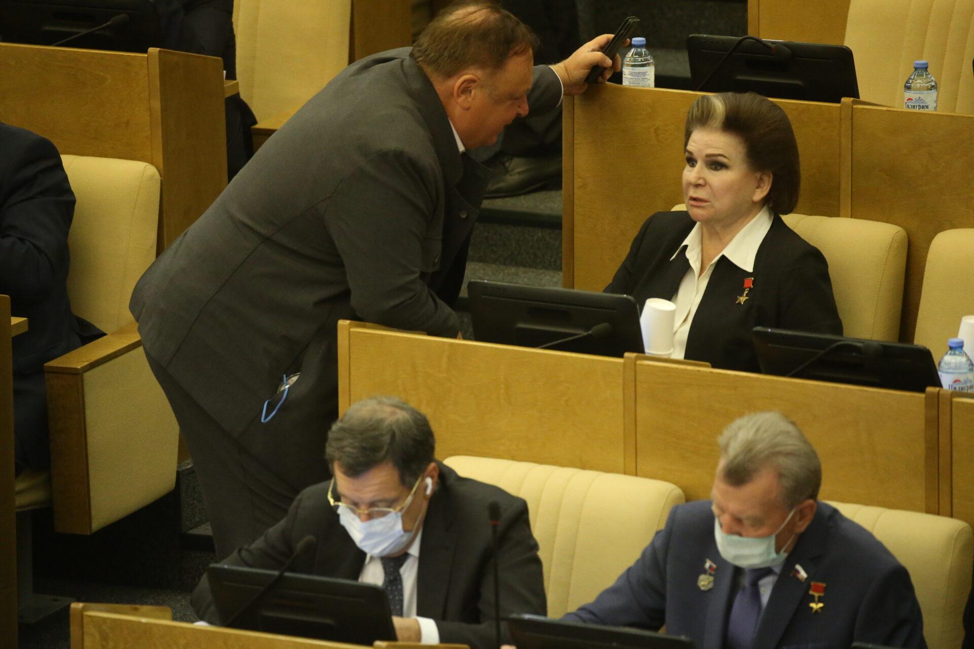 Walentina Tierieszkowa w 2020 r. w ławach poselskich Dumy Państwowej w towarzystwie innych deputowanych z maseczkami na twarzach.