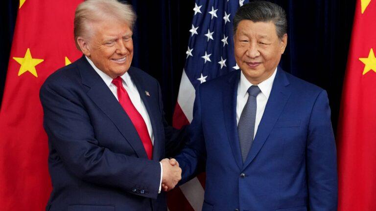 Donald Trump (z lewej) i chiński dyktator Xi Jinping