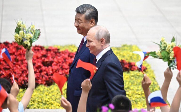 Rosyjski dyktator Władimir Putin (z prawej) i chiński jedynowładca Xi Jinping