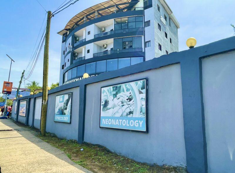 Kliniki prowadzone zwykle przez lekarzy z RPA z powodu bardzo wysokich kosztów leczenia nie są dostępne dla przeciętnego mieszkańca Afryki Subsaharyjskiej.