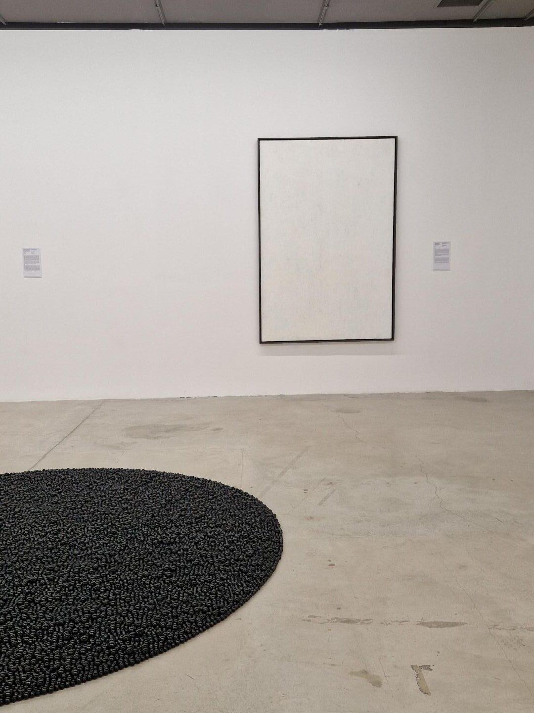 Fundacji Stefana Gierowskiego (plac Dąbrowskiego 8/11), „Aether Commons: Refracted Cosmologies”.Praca Mony Hatoum (na podłodze) i obraz Stefana Gierowskiego