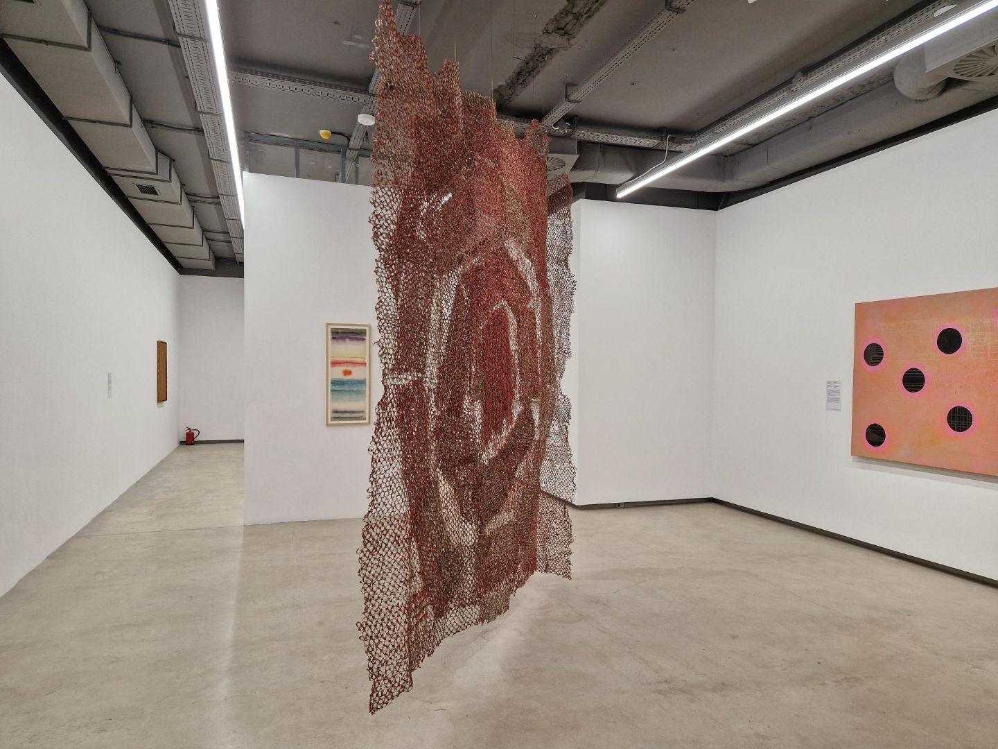 Fundacji Stefana Gierowskiego (plac Dąbrowskiego 8/11), „Aether Commons: Refracted Cosmologies”.Praca El Anatsui