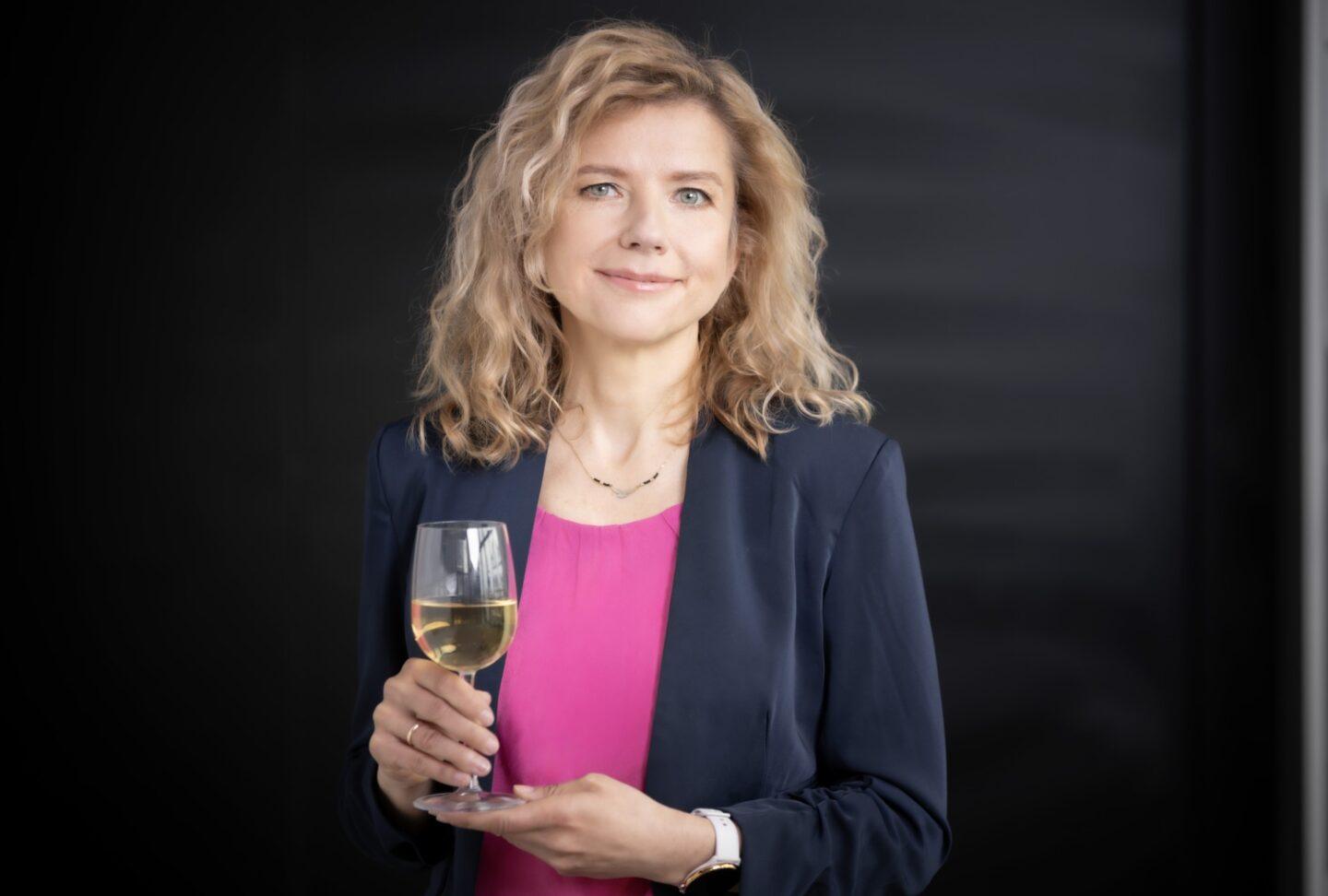 - Wina bezalkoholowe nie są tańszą alternatywą dla win tradycyjnych. Wręcz przeciwnie - ich wytworzenie jest wymagające i kosztowne. Dla wielu konsumentów bywa to zaskakujące, ponieważ zakładają oni, że brak alkoholu powinien oznaczać niższą cenę - mówi Magdalena Zielińska, prezes Polskiej Rady Winiarstwa./ fot. materiały prasowe Polskiej Rady Winiarstwa