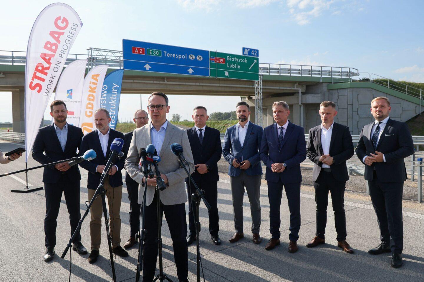Minister infrastruktury Dariusz Klimczak (4L), europoseł Krzysztof Hetman (2L), p.o. dyrektora generalnego GDDKiA Paweł Woźniak (L), dyrektor stołecznego oddziału GDDKiA Jarosław Wąsowski (2P), wicewojewoda lubelski Andrzej Maj (3L), prezydent Białej Podlaskiej Michał Litwiniuk (4P), starosta bialski Mariusz Filipiuk (5L) oraz polityk PSL Krzysztof Borkowski (3P)
