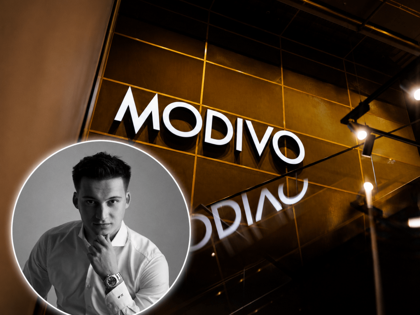 Łukasz Miłek na tle logo Modivo