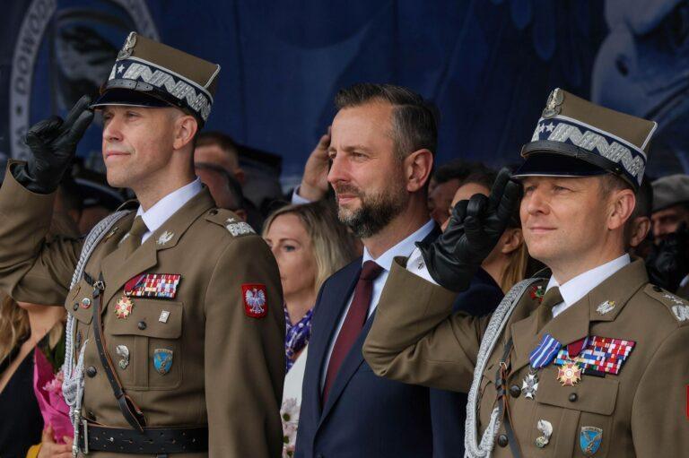 Wicepremier, szef MON Władysław Kosiniak-Kamysz (w centrum), ustępujący ze stanowiska Dowódcy Komponentu Wojsk Obrony Cyberprzestrzeni gen. dyw. Karol Molenda (po prawej) oraz nowo powołany na to stanowisko gen. bryg. Mariusz Chmielewski (po lewej) podczas uroczystości przekazania obowiązków 15 czerwca 2026 r.