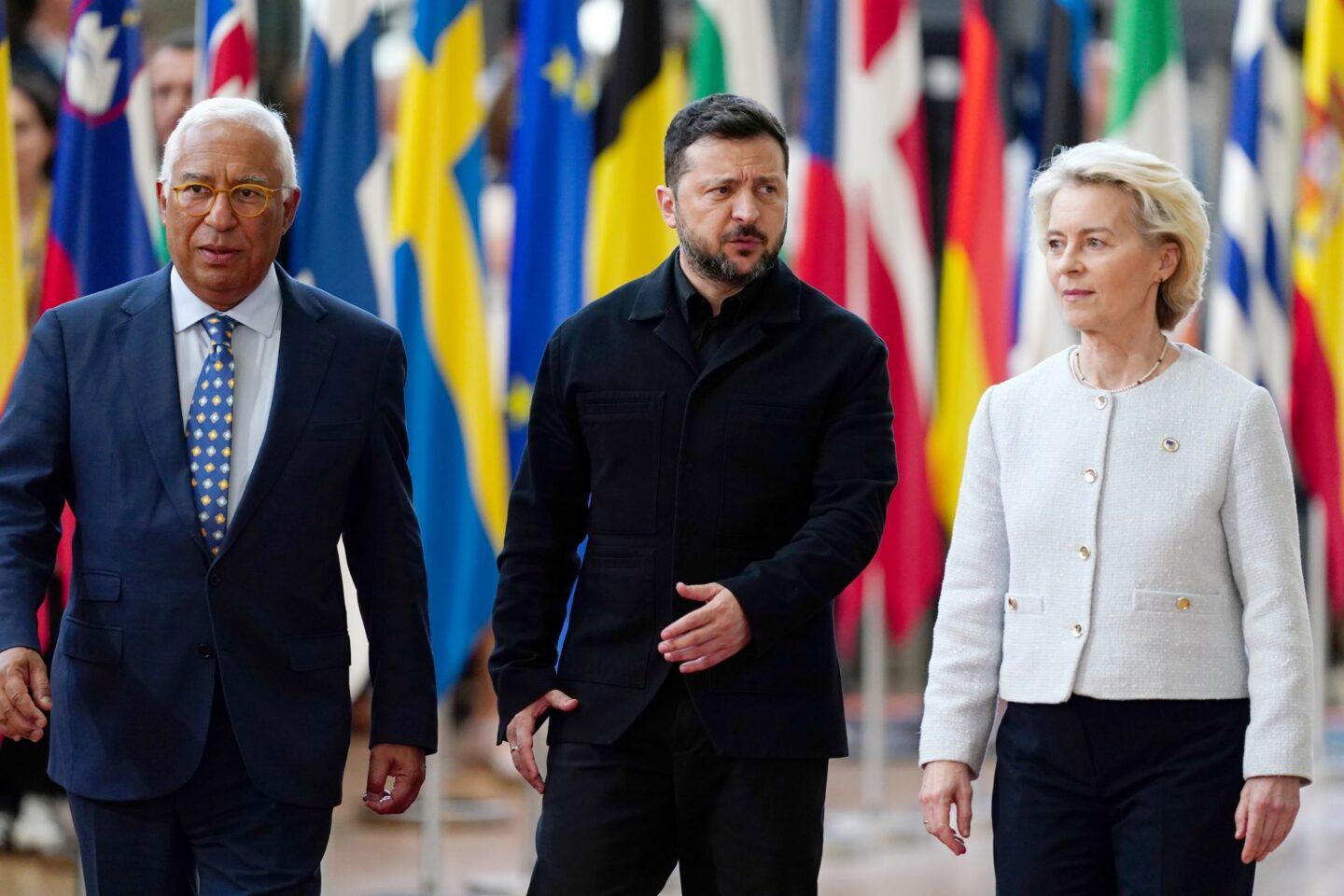 Przewodniczący Rady Europejskiej Antonio Costa, prezydent Ukrainy Wołodymyr Zełenski, przewodnicząca Komisji Europejskiej Ursula von der Leyen
