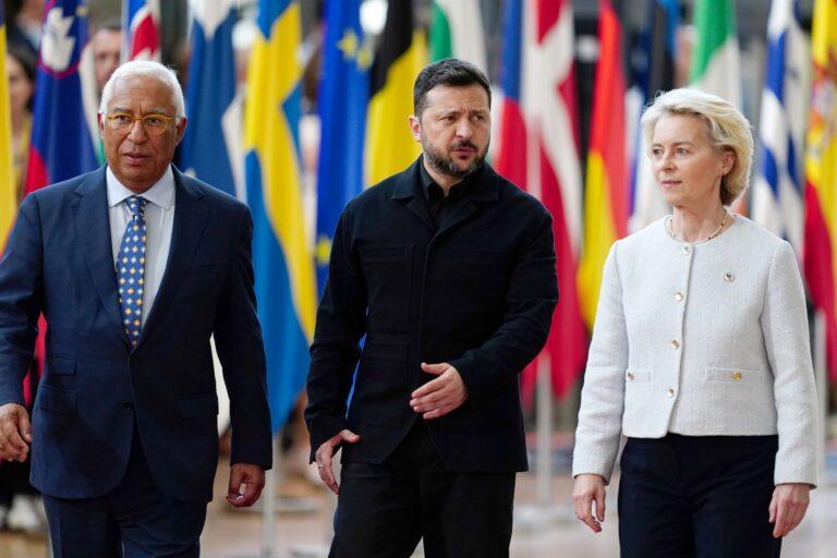 Przewodniczący Rady Europejskiej Antonio Costa, prezydent Ukrainy Wołodymyr Zełenski, przewodnicząca Komisji Europejskiej Ursula von der Leyen