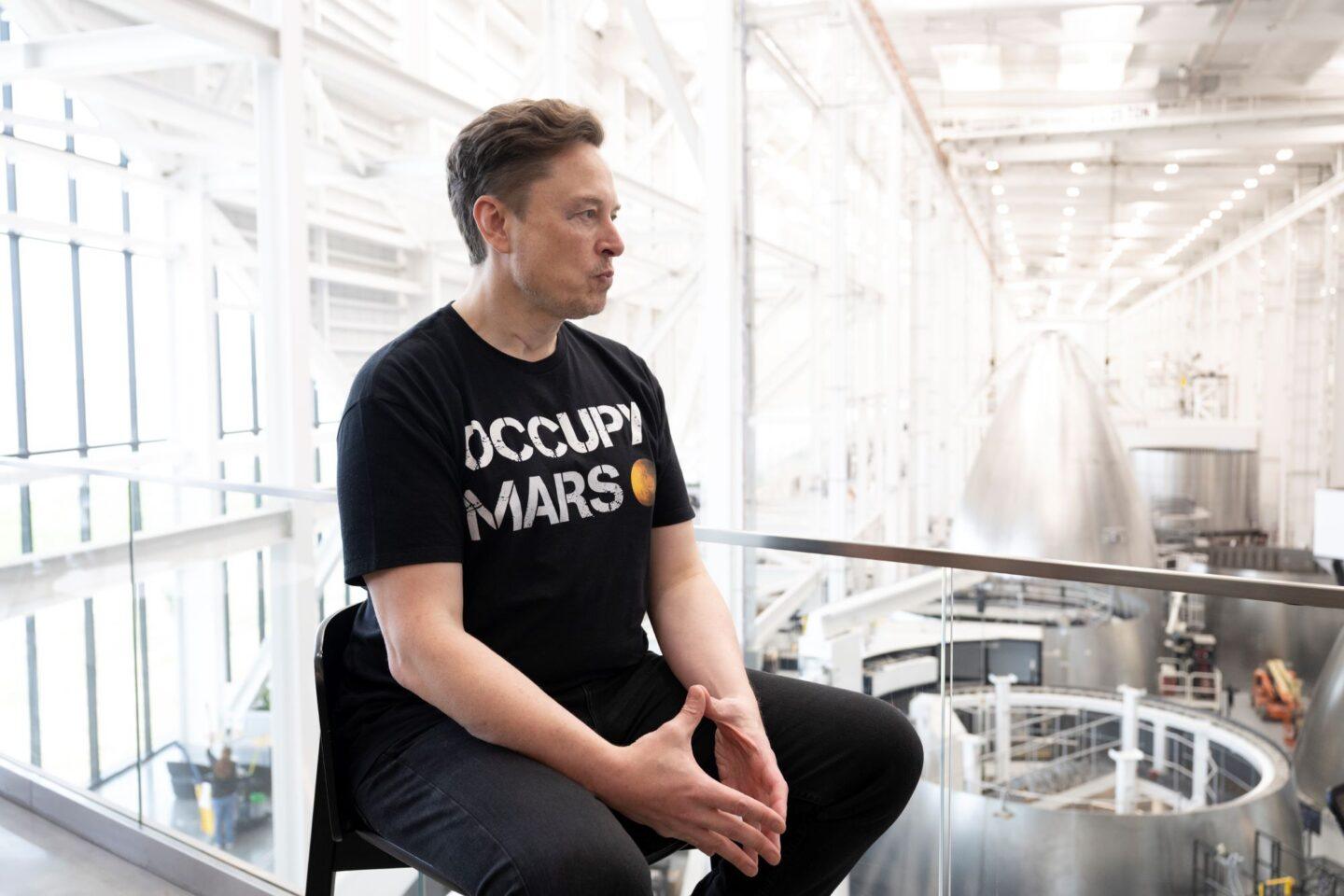 Elon Musk w koszulce z napisem „Occupy Mars"