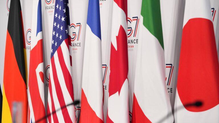 Zdjęcie z konferencji zapowidającej Szczyt G7 w Évian-les-Bains