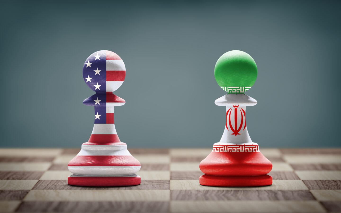 Pionki we flagach USA i Iranu na szachownicy