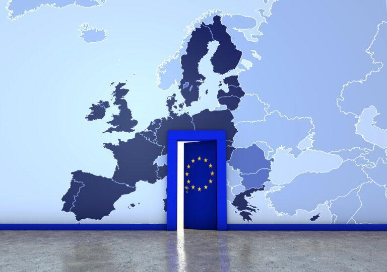 Dzwi na tle mapy Europy