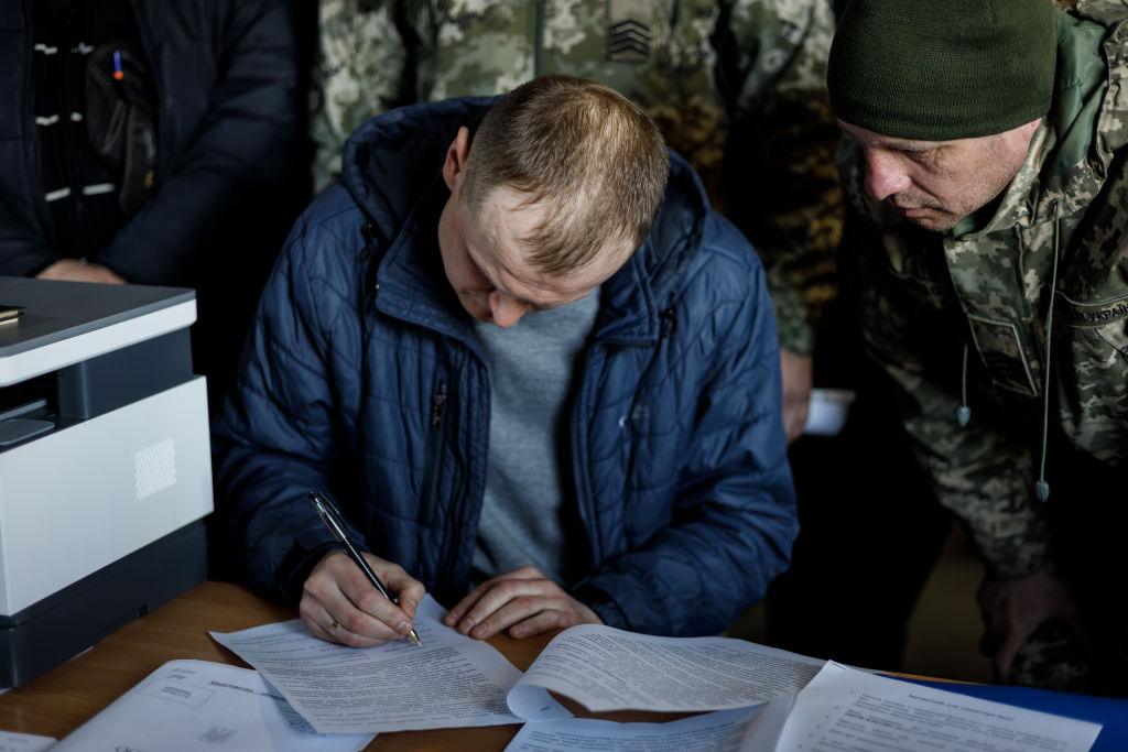 Ochotnik podpisuje kontrakt z ukraińskim wojskiem