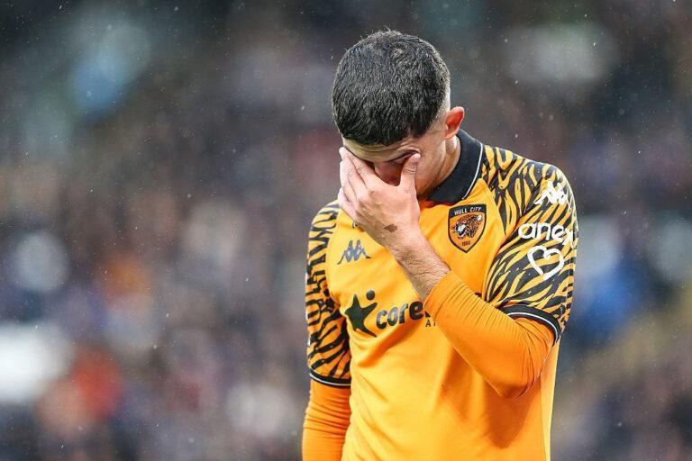 Załamany piłkarz Hull City z głową w dłoniach