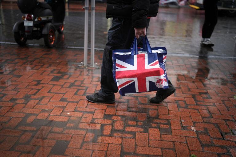 Osoba na ulicy z torbą we flagę wielkiej brytanii