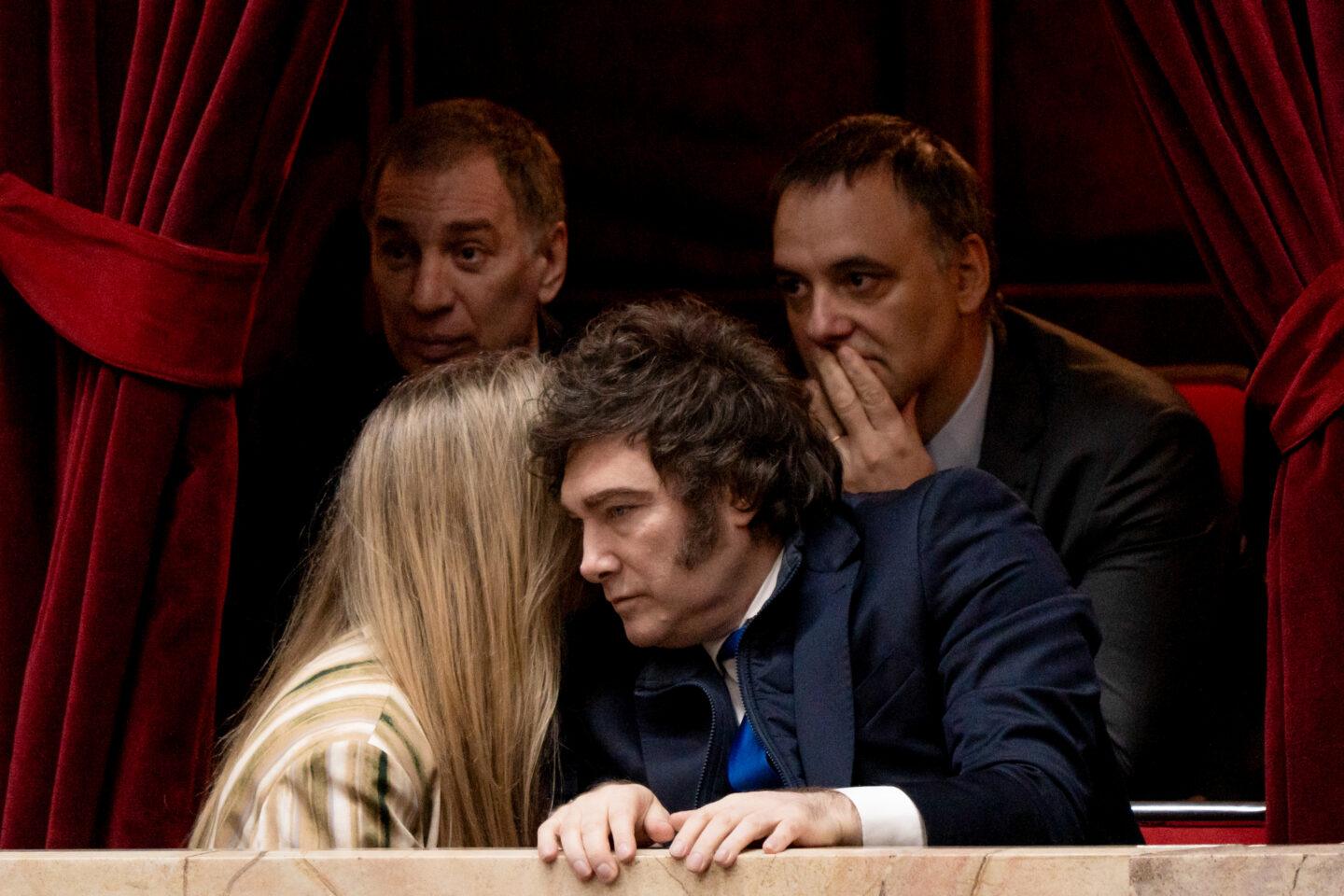 Javier Milei, prezydent Argentyny, tuz za nim po lewej stronie jego bliski współpracownik Manuel Adorni