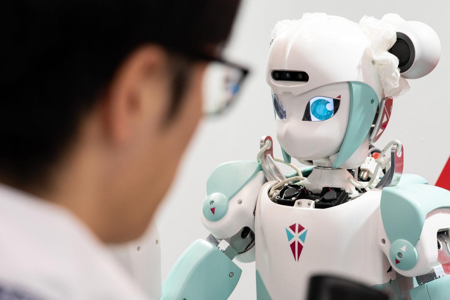 Mężczyzna patrzy na humanoidalnego robota