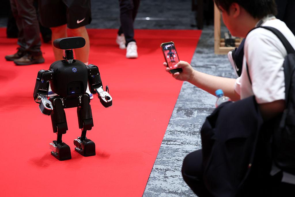 Osoba robi zdjęcie małego humanoidalnego robota