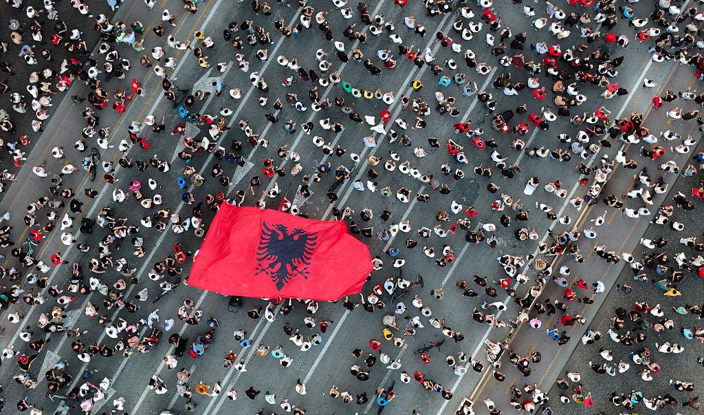 Flaga Albanii na proteście widziana z lotu ptaka