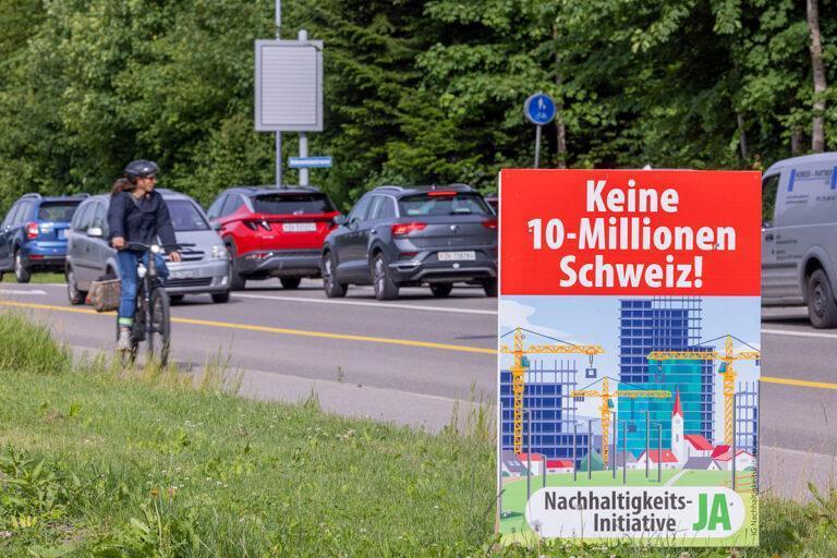Baner promujący ograniczenie ludności kraju do 10 mln