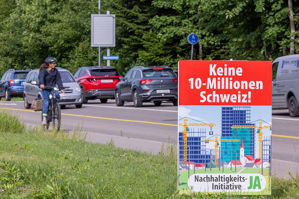 Baner promujący ograniczenie ludności kraju do 10 mln