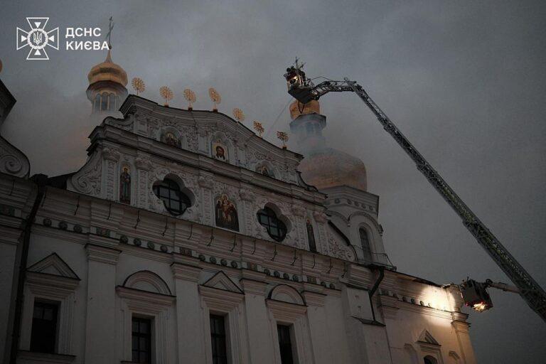 Strażacy gaszą pożar w Ławrze Peczerskiej