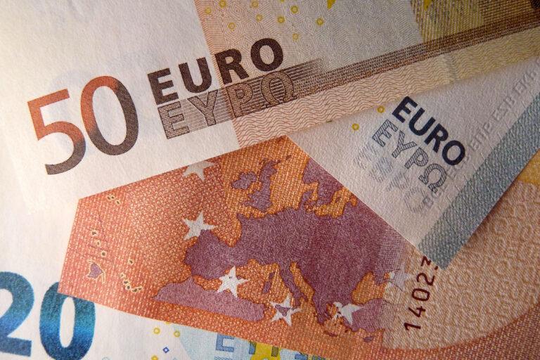 banknoty euro o nominałach 50 i 20