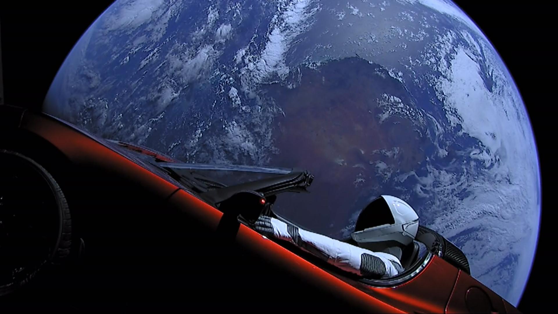 Wystrzelona w kosmos Tesla Roadster Elona Muska
