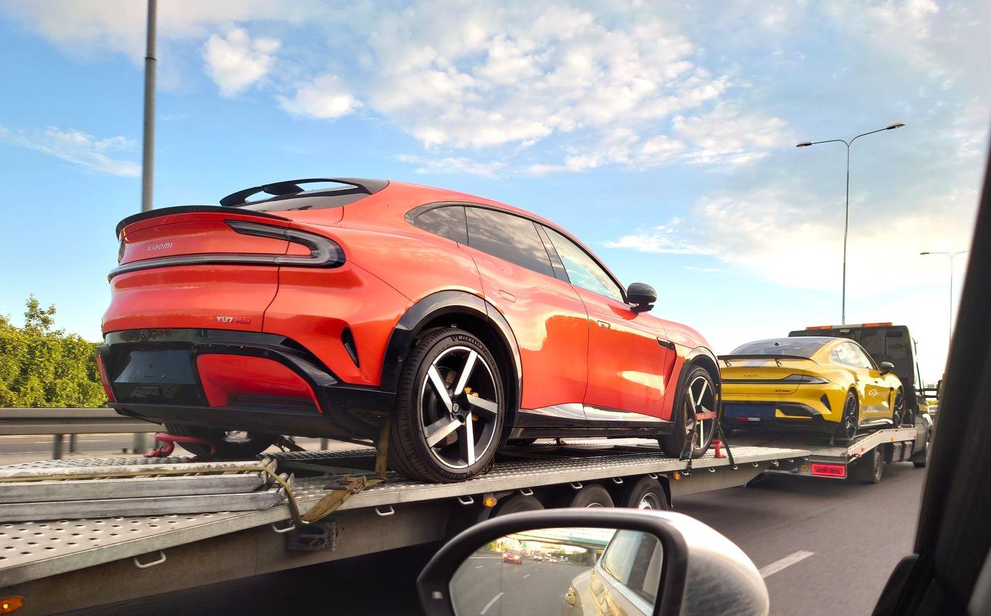 dwa przeboje firmy Xiaomi – SUV YU7 i 1500-konny sedan SU-7 Ultra – wiezione do klientów w Polsce.