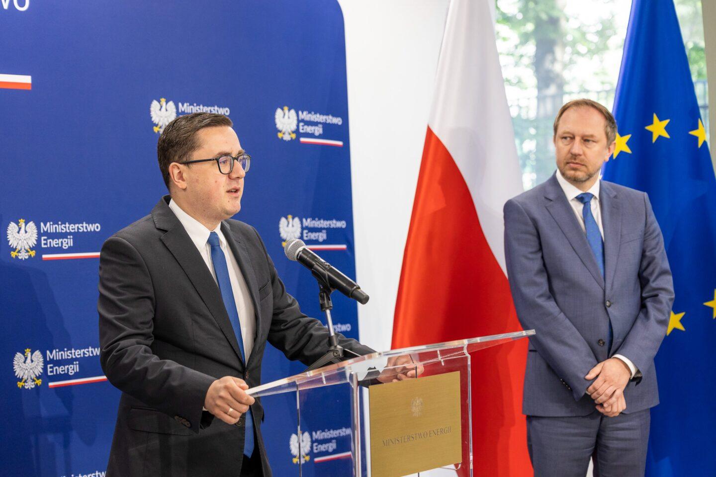 Minister energii Miłosz Motyka i wiceminister energii Wojciech Wrochna