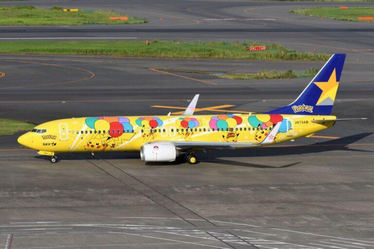 Samolot linii Skymark pomalowany w Pokemony