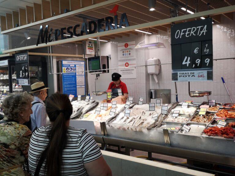 Na zdjęciu dział rybny w supermarkecie w Madrycie w Hiszpanii