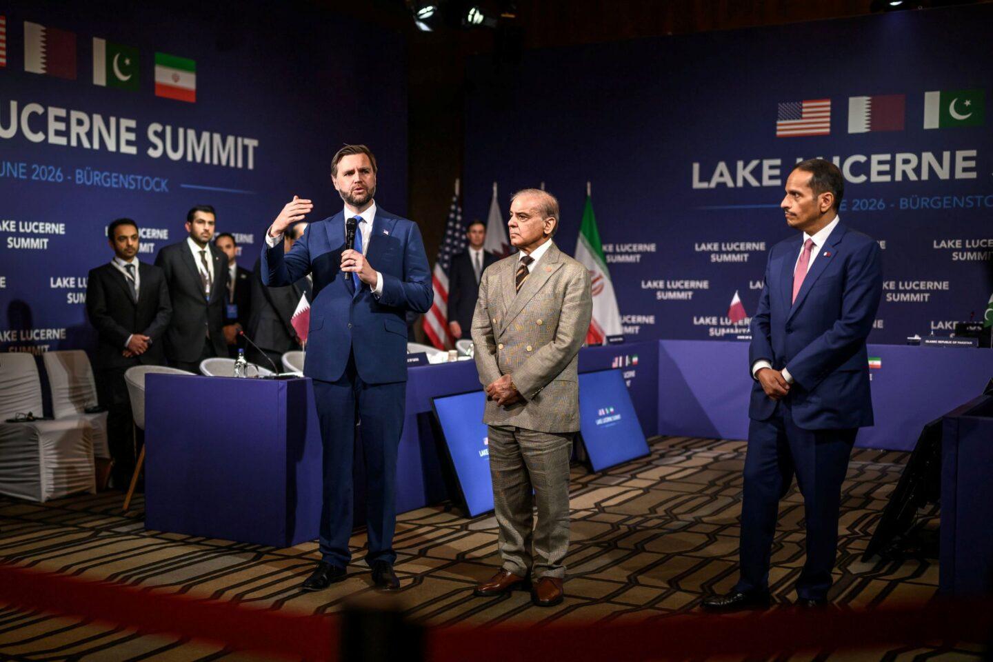Wiceprezydent J.D. Vance, premier Pakistanu Shehbaz Sharif i premier Kataru Mohammed bin Abdulrahman bin Jassim Al Thani