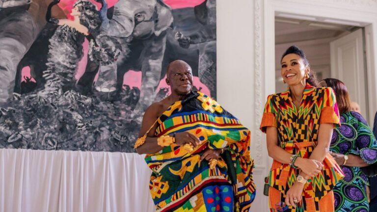 Od lewej: Króla Asante z Ghany, Otumfuo Nana Osei Tutu II, Omenaa Mensah