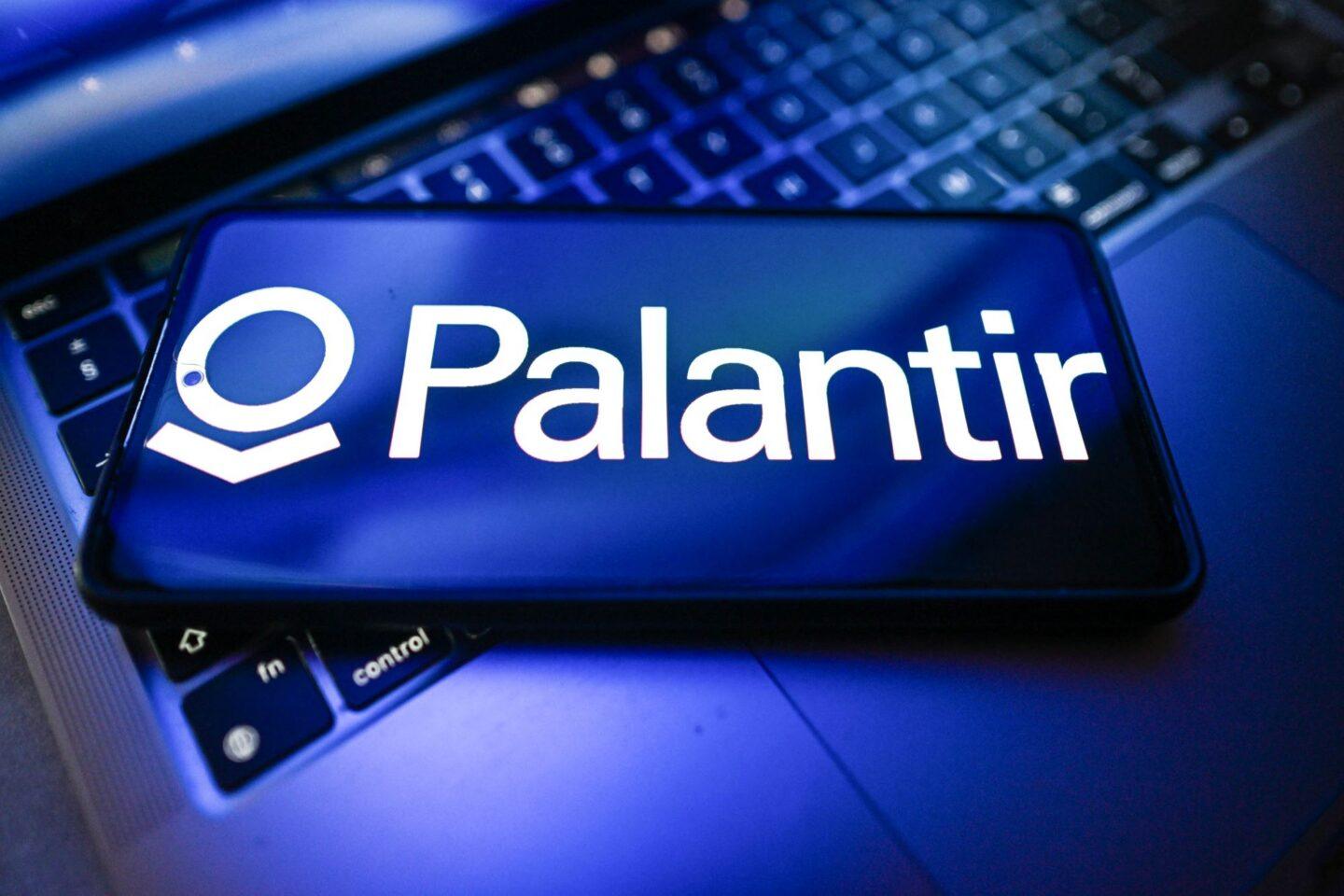 Logo Palantir Technologies na telefonie