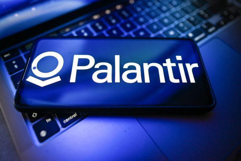 Logo Palantir Technologies na telefonie