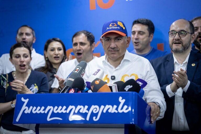 Nikol Paszynian podczas wieczoru wyborczego 7 czerwca 2026 r.