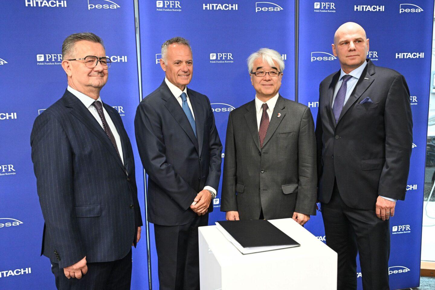 Prezes zarządu Hitachi Rail GTS Polska Paweł Przyżycki (P), wiceprezese ds. relacji publicznych i komunikacji w Hitachi Rail Stefano Santinelli (2L), ambasador Nadzwyczajny i Pełnomocny Japonii w Polsce Akira Kono (2P) i prezes firmy Pesa Bydgoszcz Krzysztof Zdziarski (L)