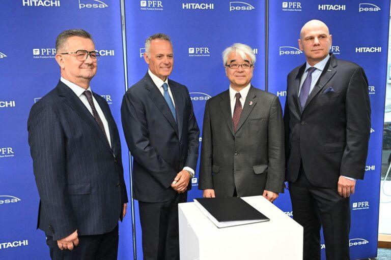 Prezes zarządu Hitachi Rail GTS Polska Paweł Przyżycki (P), wiceprezese ds. relacji publicznych i komunikacji w Hitachi Rail Stefano Santinelli (2L), ambasador Nadzwyczajny i Pełnomocny Japonii w Polsce Akira Kono (2P) i prezes firmy Pesa Bydgoszcz Krzysztof Zdziarski (L)