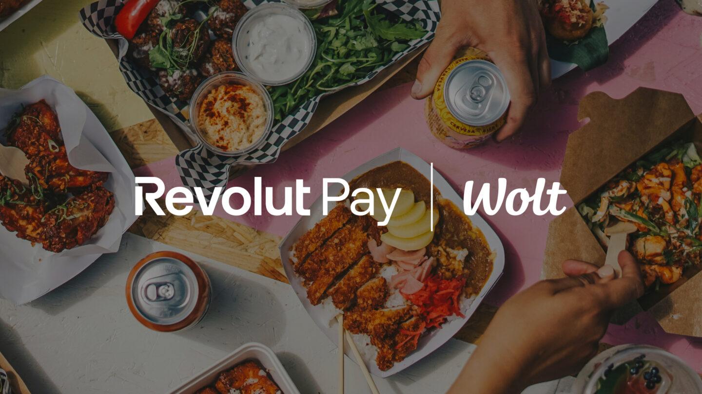 Nazwy Revolut i Wolt na tle stołu z potrawami