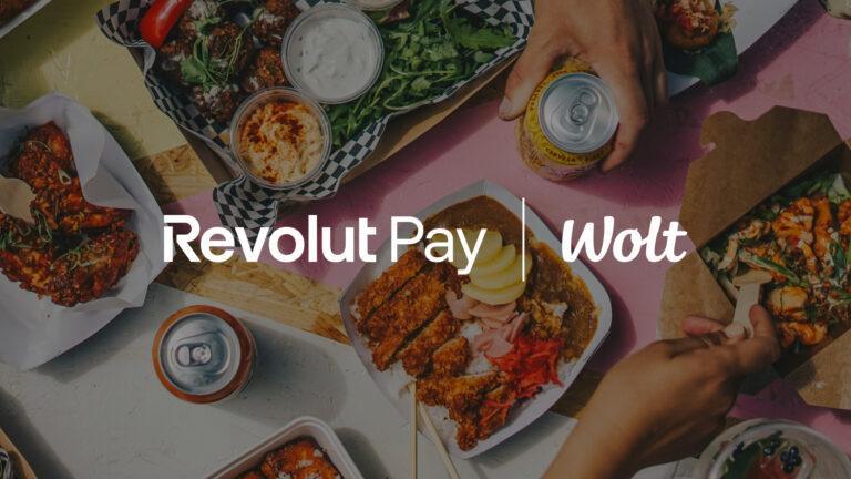 Nazwy Revolut i Wolt na tle stołu z potrawami