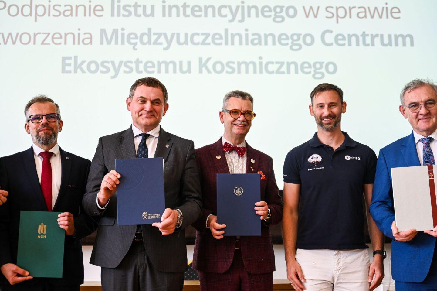 Rektor SGH dr hab. Piotr Wachowiak, prof. SGH, rektor PŁ prof. dr hab. inż. Krzysztof Jóźwik, rektor UJ prof. dr hab. Piotr Jedynak, prorektor ds. kształcenia AGH prof. dr. hab. inż. Krzysztof Mendrok i rektor AWF Warszawa prof. dr hab. Bartosz Molik