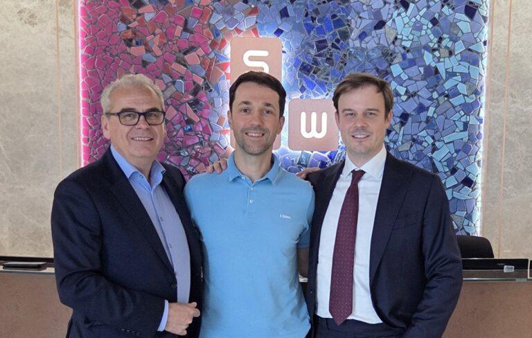 Spektrum Group przez 10 lat rozwijało się organicznie. To właśnie się zmieniło. Fundusz Blue Gravity Capital zarządzany przez Wojciecha Fedorowicza (pierwszy z prawej) zainwestował w firmę, która ma podbić światowy rynek filamentów do drukarek 3D. Za jej sterami siedzi Michał Żołądek (w środku), a wspiera go w tym ojciec, Marek Żołądek