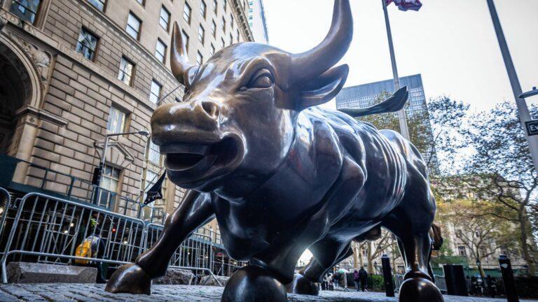 Rzeźba byka stojąca w pobliżu New York Stock Exchange