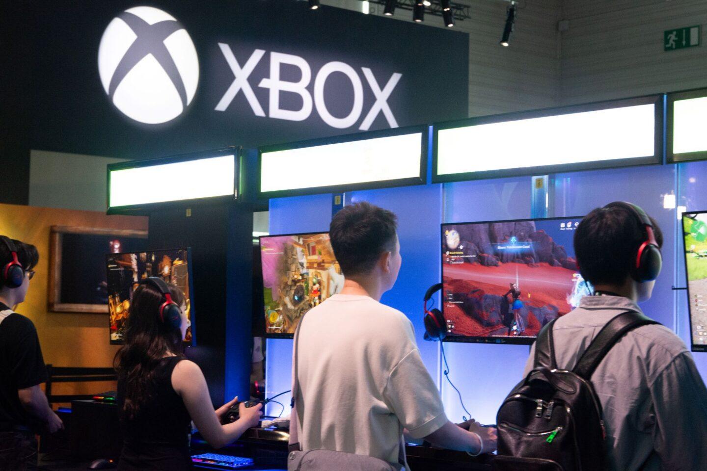 Młodzi ludzie grający na konsoli Xbox na targach w Kolonii